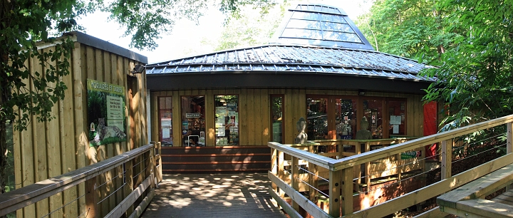 [9] pano, 100CANON, 3 images, IMG_3085 - IMG_3087 - 4178x1780 - SCUL-Smartblend.jpg - La caisse à l'entrée, qui se trouve en hauteur par rapport au zoo et dispose à l'arrière d'un ascenseur